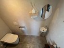 客室内に専用トイレを完備。ディフューザーの優しい香りに包まれた、清潔で落ち着いた空間。