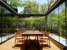 天井が開き、空と繋がる驚きの仕掛け。陽光と風を直接感じる、圧倒的開放感のダイニング。