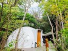 森に抱かれたウッドデッキ。ハンモックに揺られ、愛犬と木漏れ日を浴びる癒やしの午後。