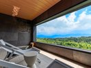 九重連山を望む客室専用露天風呂。サウナと水風呂がついた1室限定のお部屋です。