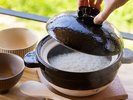 白ご飯は、『呼吸する土』と言われる伊賀の里で生産された土鍋を使って炊いております。