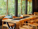 森の景色を独り占めできるテーブルで、コーヒータイムや読書タイムを。