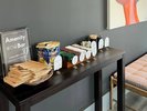 コーヒーや紅茶を自由にセレクト。母屋にアメニティBarをご用意。