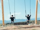 2人並んでゆらゆらと。丘の上の特等席。