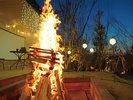 心も体も温まるキャンプファイヤーで、特別な夜のひとときを。