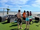 海をバックに飲むビールはひと味違う?!