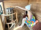 サウナストーンに水をかけてロウリュを楽しむ