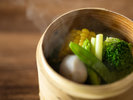 【朝食】 近隣の農家から仕入れた野菜は、煮物や蒸し野菜など様々なお料理に使用。