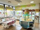 こだわりの景品が並ぶゲームコーナー