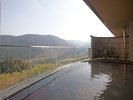 緑一面の景色を望む絶景露天風呂
