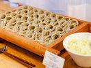 へぎそばは新潟県魚沼地方の伝統的な郷土料理で、つなぎに布海苔(ふのり)を使用したお蕎麦になります