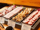 各種盛り付けたお料理をお楽しみ下さい