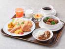 【盛り付け例】パンやウインナー、卵料理などの洋食メニューも充実