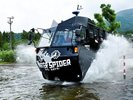 【箱根園】水陸両用 忍者バス。バスのように見える車体が大きな水しぶきをあげながら、湖へと入水します。
