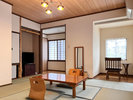 【ぼたんの間】和室6畳+板間2畳の明るい角部屋です。コンパクトサイズでおひとり様も宿泊可