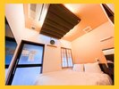 旅館211-220号室(素泊まり) 天井は天窓となります。開閉式のカーテン付き