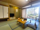 【朝日の和室】1階芝生広場側/8畳(禁煙)、店員4名