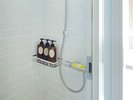 客室にシャワーとトイレを完備。シャンプー/コンディショナー/ボディソープ/ドライヤーを備え付けてます。