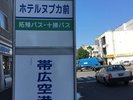 空港行きのシャトルバスの停留所はホテルの真ん前にございます。