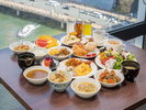 ホテル最上階で福岡の街並みを眺めながら、和洋ブッフェスタイルで朝食を提供しております。
