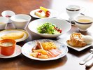 【朝食ブッフェ】岩手県産食材を中心とした約60種類のメニューをお楽しみください。