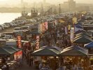 【館鼻岸壁朝市】3月中旬から12月まで毎週日曜に開催される、約300軒が並ぶ八戸最大規模の朝市です