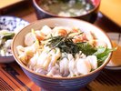 【三沢ほっき丼】冬限定の三沢産ほっき貝を使った、甘みと歯ごたえが魅力のご当地グルメです。