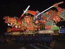 【青森ねぶた祭】毎年8月2日から7日に開催される夏の火祭りで、巨大な灯籠と跳人が街を練り歩きます