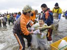 【日本一のおいらせ鮭まつり】鮭のつかみ取りやサーモンレースなど、家族で楽しめるダイナミックなイベント
