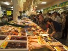 【八食センター】ホテルから車で10分。魚介類を豊富に扱い朝市の雰囲気を持ちながら買い物を楽しめます。