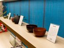 【八戸を感じるフロントロビー】八戸文化に触れつつ静かにくつろげる、温かなロビー空間。
