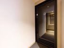 【専用喫煙スペース】4階フロント横に設けた、においに配慮した喫煙スペース。