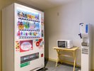 【便利な館内設備】便利な館内設備自販機・電子レンジ・製氷機を備えた便利な館内設備。