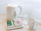 【客室ドリンクサービス】客室で緑茶やコーヒーを楽しめ、フロントでは紅茶も選べる便利なサービス。