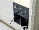 【便利な枕元設備】ベッド枕元で充電も照明操作もできる快適設備。
