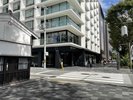 ■【アクセスD】横断歩道は渡らず「ザ ロイヤルパークホテル アイコニック」の手前の角を左折してください