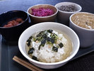 ■朝にぴったりのやさしい一杯。香り豊かな和風だしをご飯に注ぎ薬味と共にさらりとお召し上がりください。