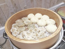 ■食べやすいサイズの肉まんふっくらとした皮と餡の組み合わせが楽しい焼売と香り豊かなニラ饅頭をご用意。