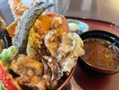 <料理長のおすすめ>お昼の新メニュー:天ぷら丼(赤出汁・漬物付)