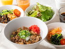【牛丼】甘辛い特製だれで柔らかく煮込んだ牛肉と玉ねぎを、ふっくら炊き上げたご飯にのせました。