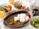 【カレー】じっくり煮込んだカレーライスに、とろりとした温泉卵をトッピングしました。