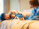 【8畳ツイン一例】お部屋のベッドはくっつけられるので添い寝も可能です♪