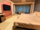 【8畳ツイン】セミダブルのベッド2台をくっつけることもできますので添い寝も可能♪