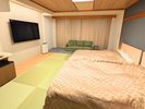 【8畳ツイン】セミダブルのベッド2台をくっつけることもできますので添い寝も可能♪
