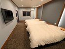 【最上階スイートルーム「天景」】スイートルームは二部屋続きとなっております。こちらは寝室です。