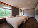 【最上階スイートルーム「天景」】スイートルームは二部屋続きとなっております。こちらは寝室です。