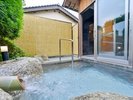 【和楽亭 和-なごみ-】‐特別室-露天の岩風呂では硫黄の香りが漂います