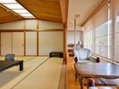 【梅-うめ-】縁側に設えられた椅子に腰かけて季節の移ろいをお楽しみください