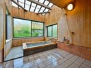 【松-まつ-】客室のお風呂は、広々とした石張りの内風呂
