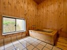 【芳泉-ほうせん】広々とした檜風呂で旅の疲れを癒せます